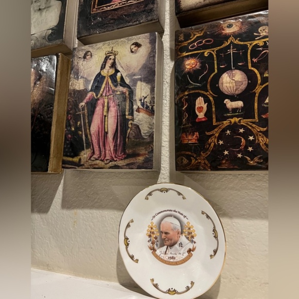 Royal Sutherland Plate Commemorating The Visit‎ of Pope John Paul II To The UK